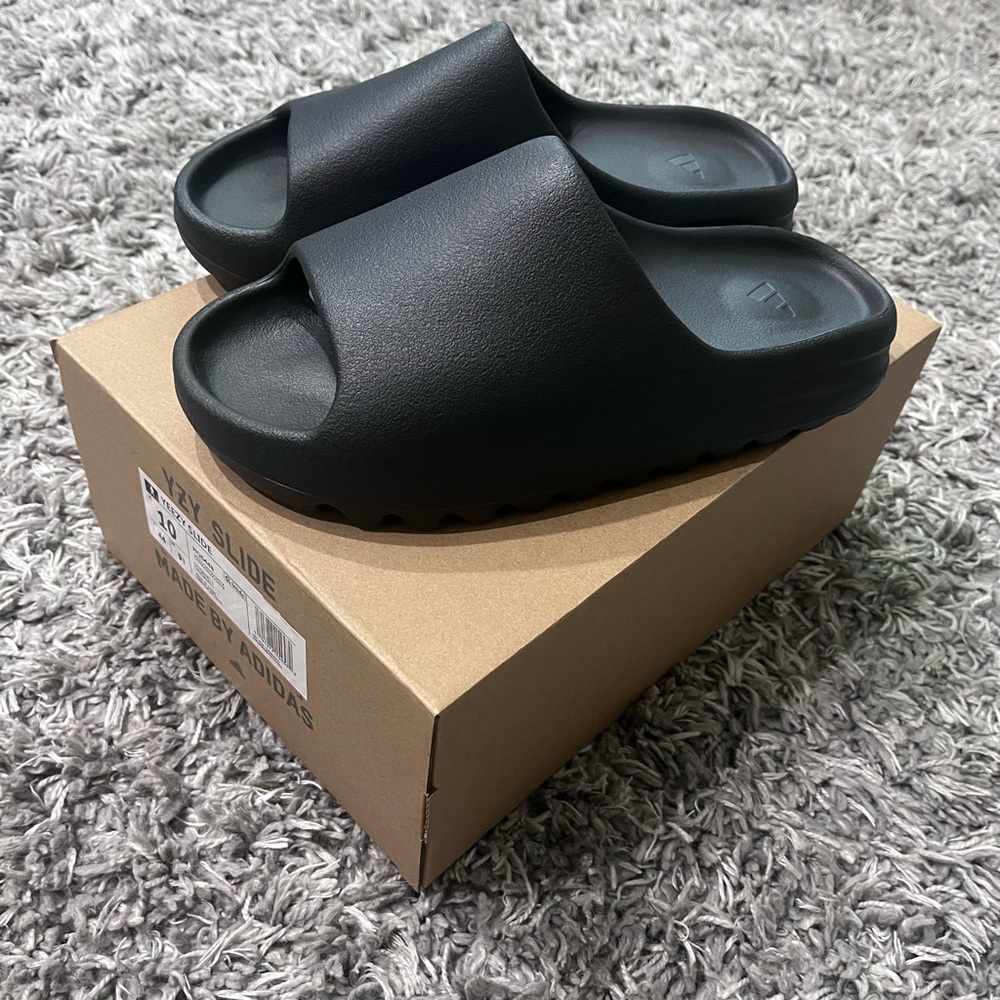Yeezy slide onyx size 10